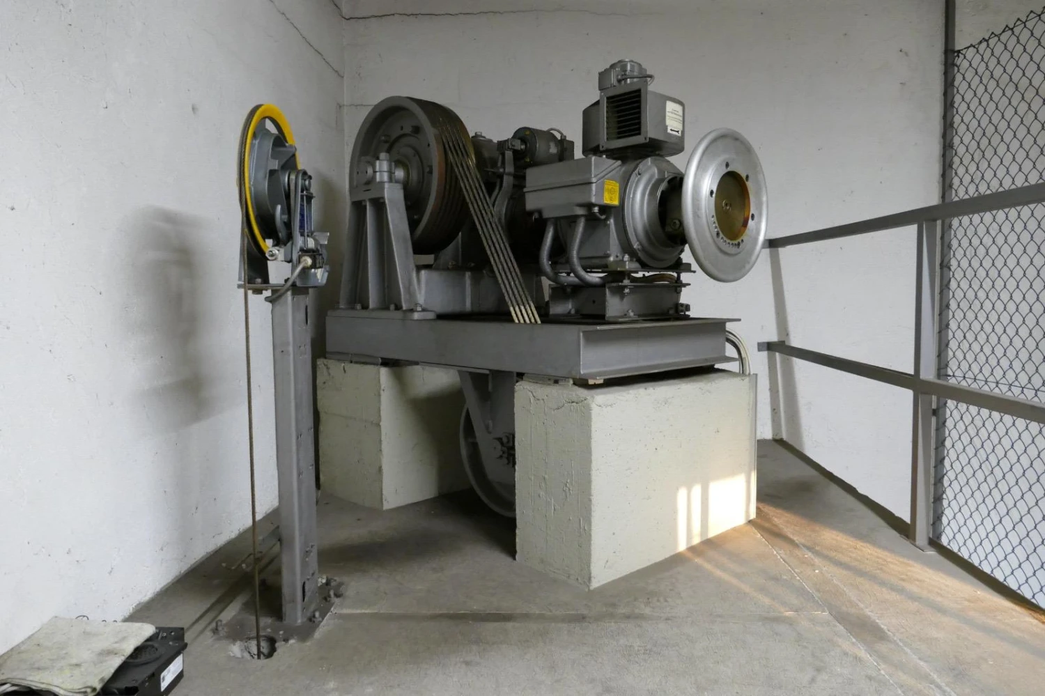 KV Aufzüge GmbH - Aufzugsgurtmaschine